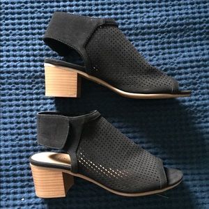 Black heels Call it Spring